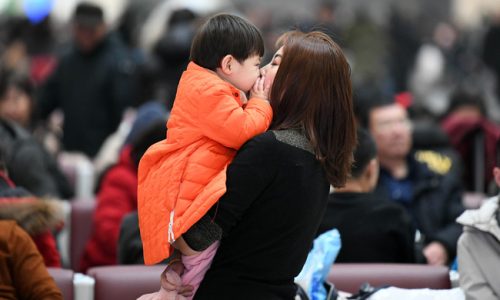 Lo sợ tình trạng già trước khi giàu, Trung Quốc cho phép mỗi cặp vợ chồng sinh 3 con
